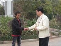 公司領(lǐng)導走訪(fǎng)慰問(wèn)湘西少數民族特困學(xué)生